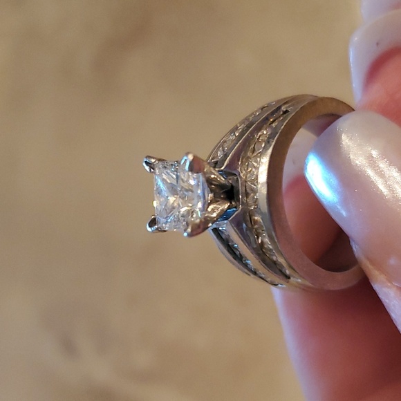 Platinum Total 4.07 Carats Diamond Ring - Picture 2 of 7